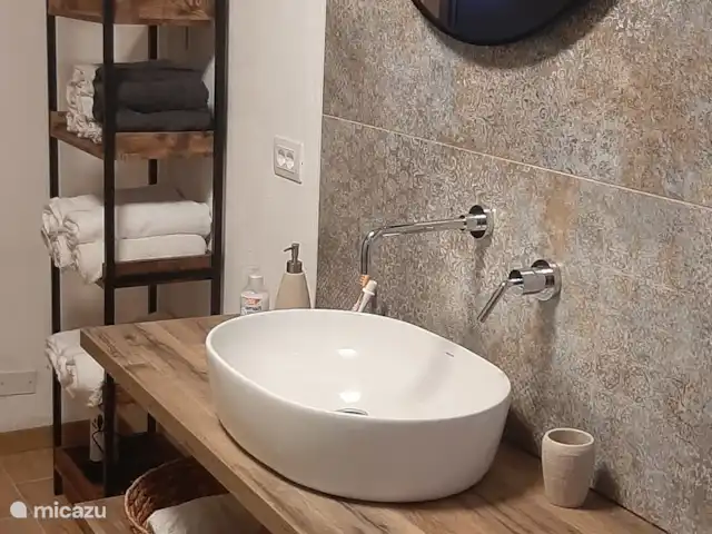 Biamics en Italia, Piamonte, Mombercelli - casa vacacional Baño 1ª planta