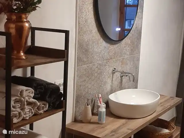 Biamics en Italia, Piamonte, Mombercelli - casa vacacional Baño 1ª planta - Reforma completa 2025