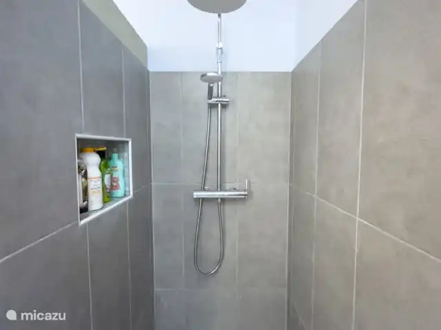 Biamics en Italia, Piamonte, Mombercelli - casa vacacional baño en la planta baja