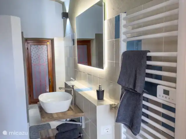 Biamics en Italia, Piamonte, Mombercelli - casa vacacional baño en la planta baja
