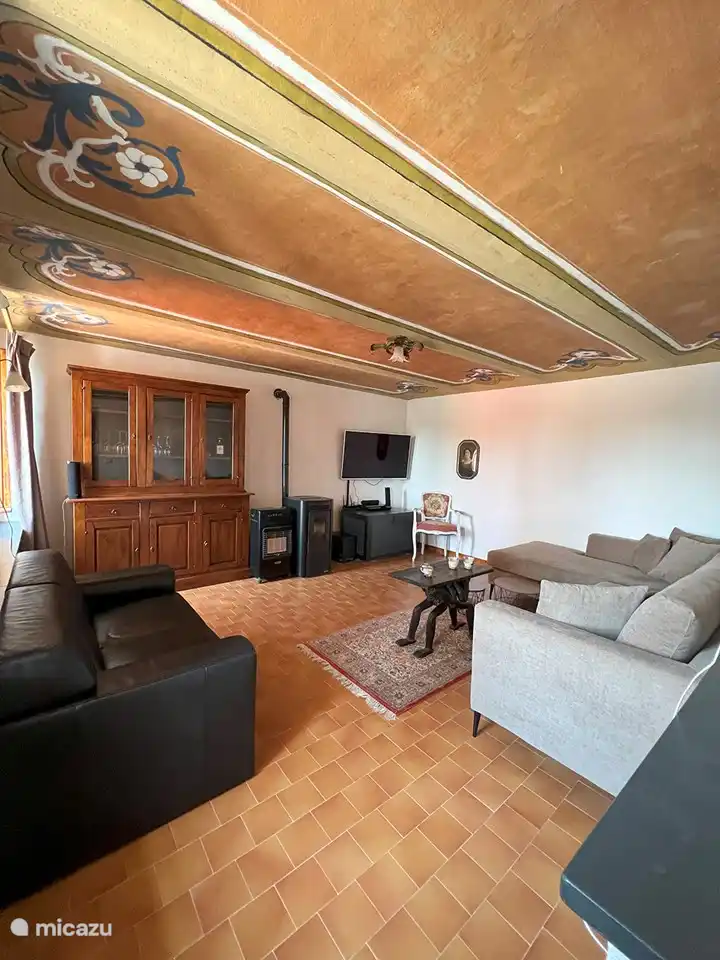 Wohnzimmer mit 2-Sitzer-Sofa, Ecksofa und Pelletofen - TV mit NL- und IT-Kanälen