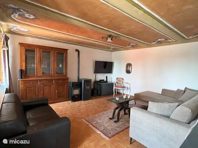 Biamics en Italia, Piamonte, Mombercelli - casa vacacional Sala de estar con sofá de 2 plazas, sofá esquinero y estufa de pellets - TV con canales NL e IT