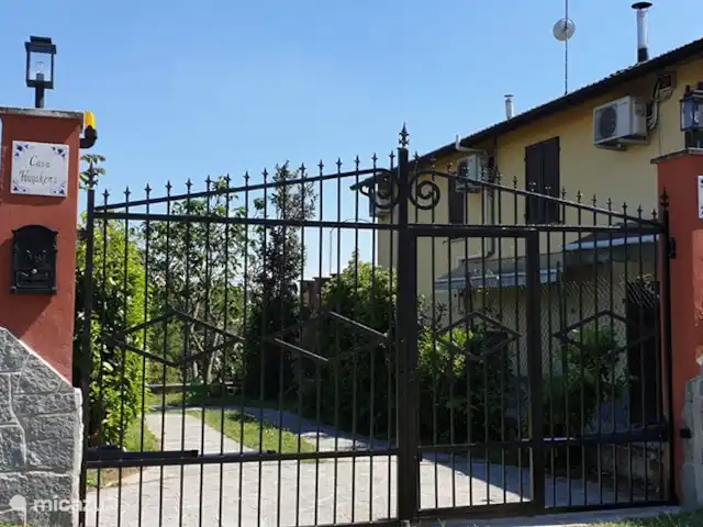 Biamics en Italia, Piamonte, Mombercelli - casa vacacional Puerta automática en el control remoto para su privacidad