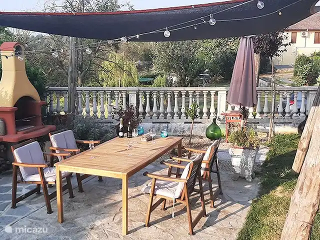 Biamics en Italia, Piamonte, Mombercelli - casa vacacional Terraza con WiFi e iluminación.