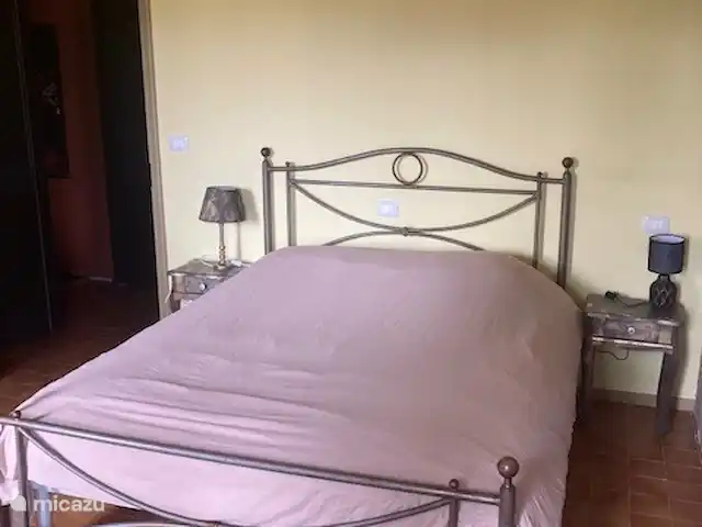 Biamics en Italia, Piamonte, Mombercelli - casa vacacional dormitorio 2 con aire acondicionado