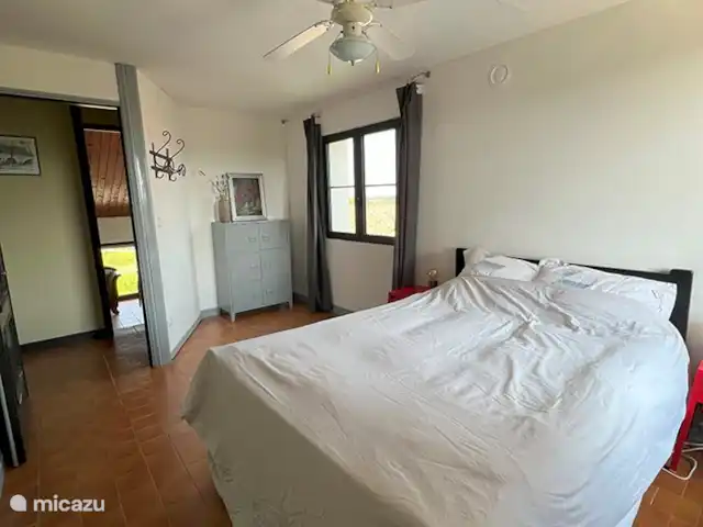 Biamics en Italia, Piamonte, Mombercelli - casa vacacional ventilador de techo y amplio armario de almacenamiento