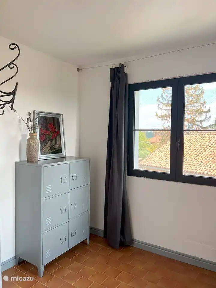 große Fenster und Metallschrank