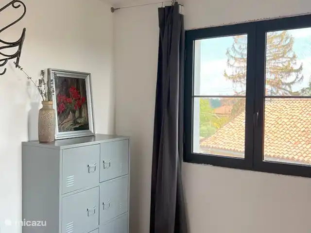 Biamics en Italia, Piamonte, Mombercelli - casa vacacional Grandes ventanales y armario metálico.