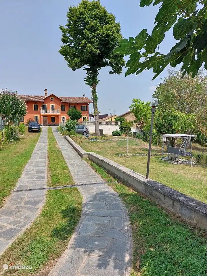 Einfahrt mit Parkplatz auf der rechten Seite - mehr Platz für mehrere Autos am Haus