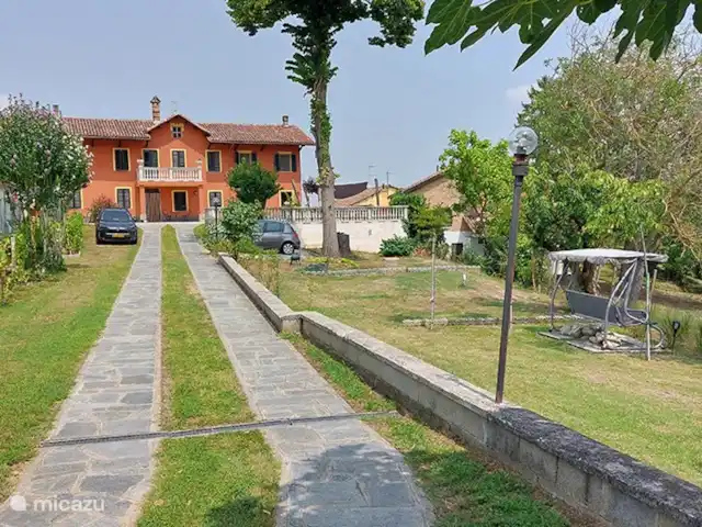 Biamics en Italia, Piamonte, Mombercelli - casa vacacional entrada con aparcamiento a la derecha - más espacio para varios coches en la casa
