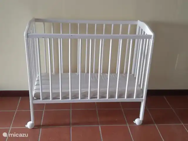 Biamics en Italia, Piamonte, Mombercelli - casa vacacional cuna - colchón nuevo