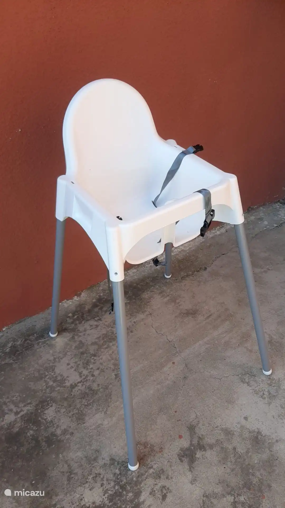 Kinderbett und Kinderstuhl vorhanden