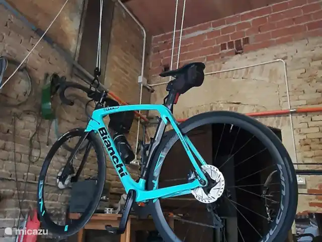 Biamics en Italia, Piamonte, Mombercelli - casa vacacional elevador de bicicletas con herramientas para bicicletas: compresor - limpiador de alta presión