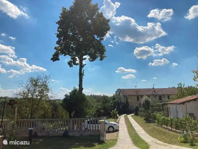 Biamics en Italia, Piamonte, Mombercelli - casa vacacional amplio camino de entrada con estacionamiento