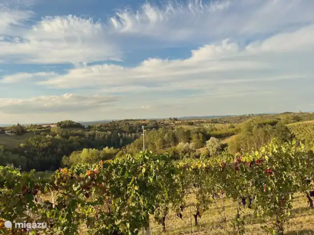 Biamics en Italia, Piamonte, Mombercelli - casa vacacional vista en la parte trasera del estacionamiento