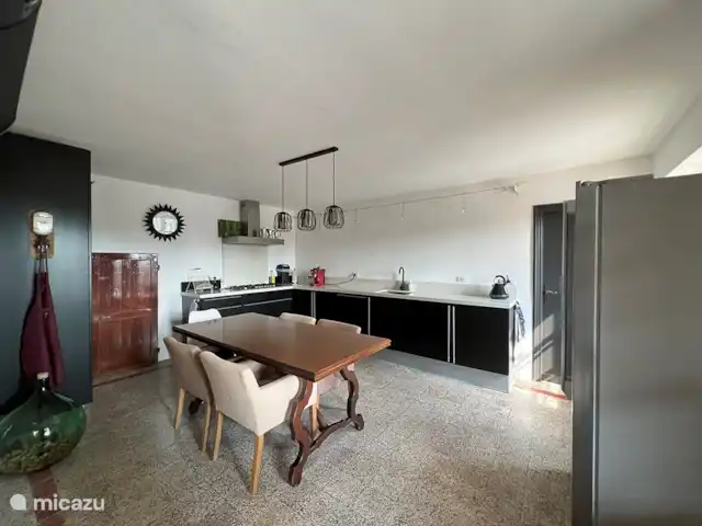 Biamics en Italia, Piamonte, Mombercelli - casa vacacional Amplia cocina con todas las comodidades, incluido lavavajillas.