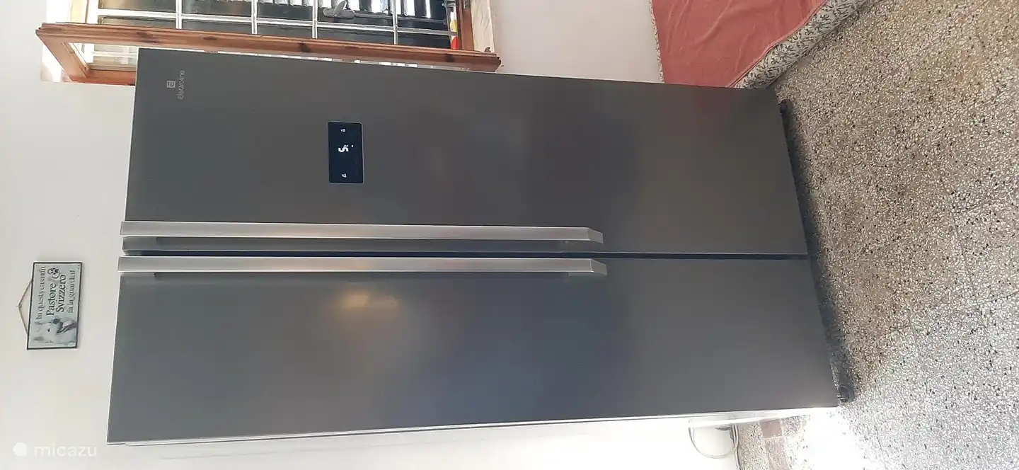 großer amerikanischer Kühlschrank