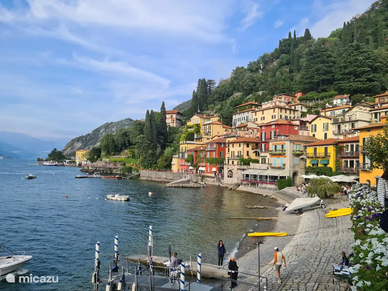 Wanderweg entlang des Sees