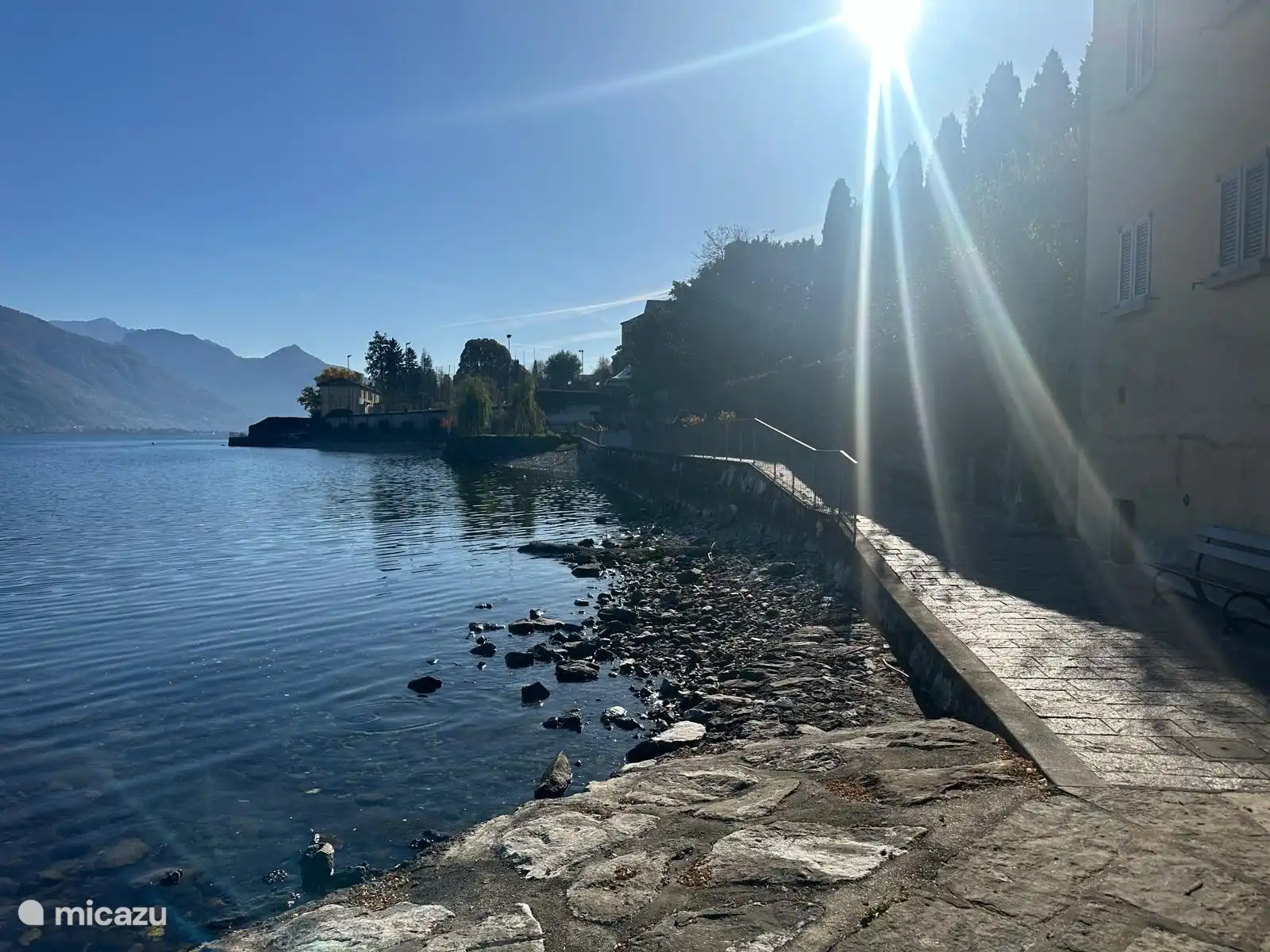 Fußweg entlang des Sees