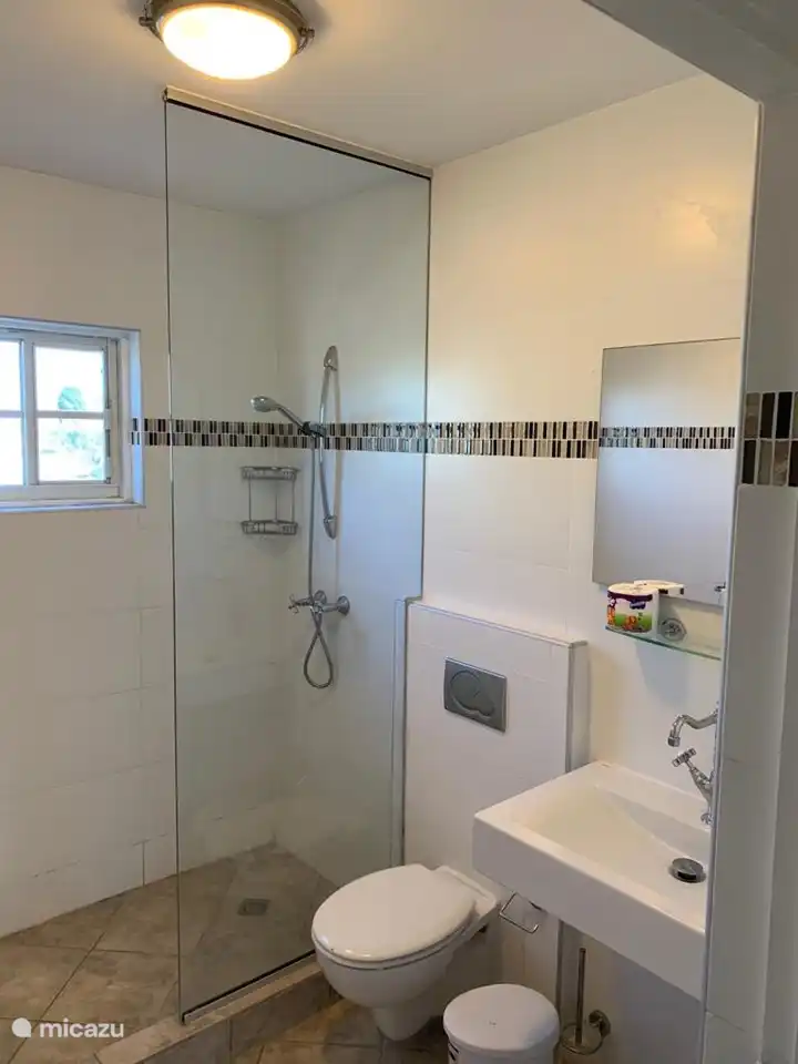 1. Badezimmer, geteilt von Schlafzimmer 1 und 2