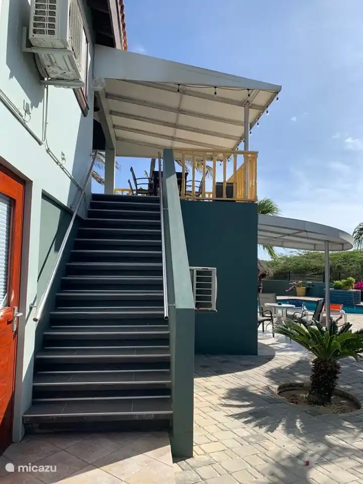 Die Wohnung liegt im ersten Stock und ist über diese Treppe erreichbar