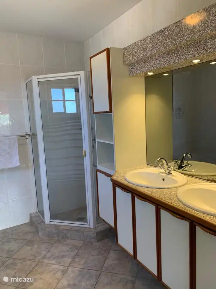 2. Badezimmer zugänglich über Schlafzimmer 3