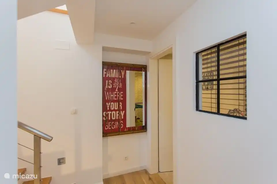 Erster Stock mit separater Toilette, Badezimmer und Schlafzimmer