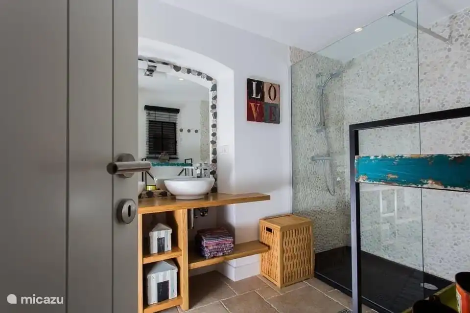 ebenerdige Dusche mit 2 Waschbecken