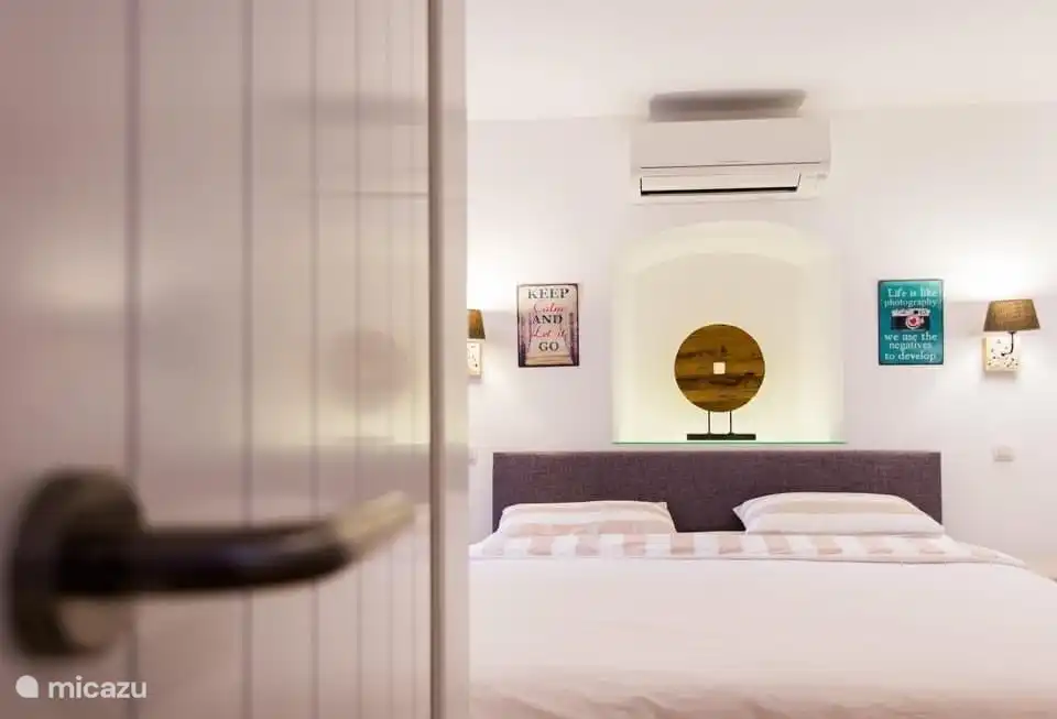 Schlafzimmer im ersten Stock mit Einbauschränken