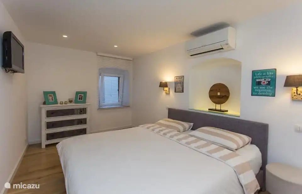 Klimaanlage und Fliegennetz am Fenster