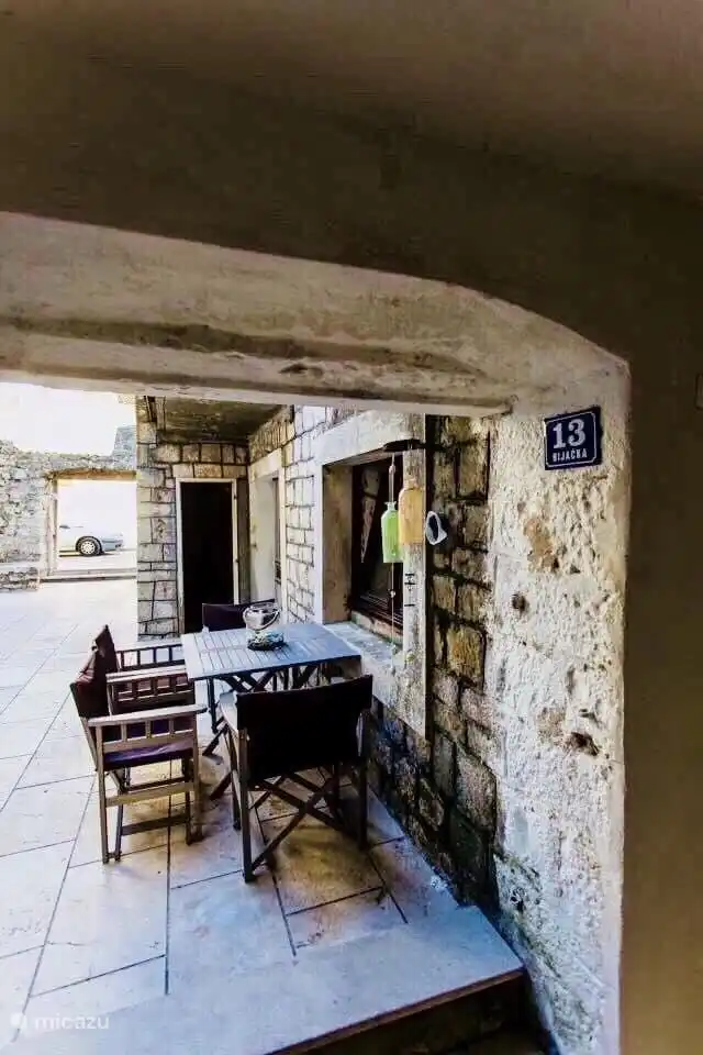 kleiner Platz an der Vorderseite mit eigenem Tisch und Stühlen für einen gemütlichen Aperitif oder ein Frühstück