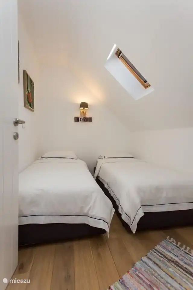 Schlafzimmer mit zwei Einzelbetten, kleines Velux-Fenster
