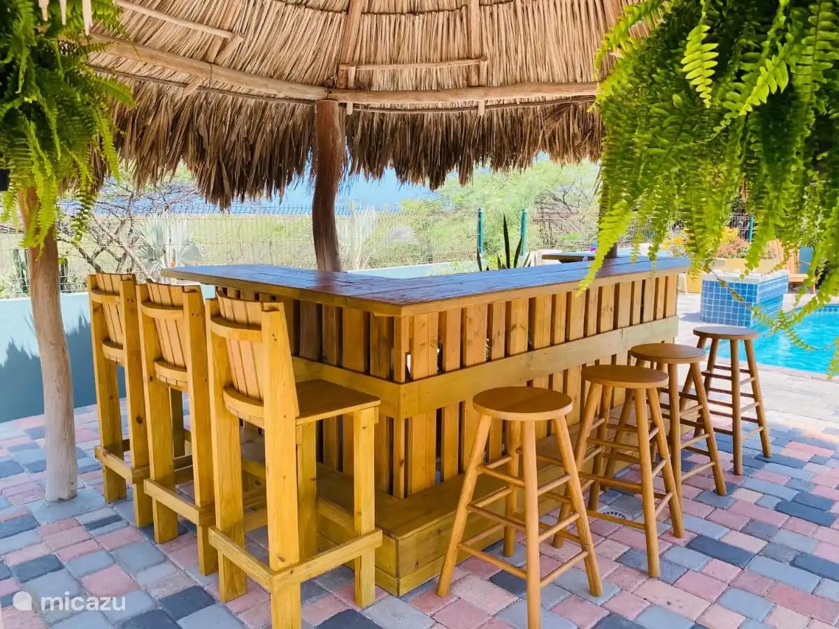 Die Bar neben dem Pool