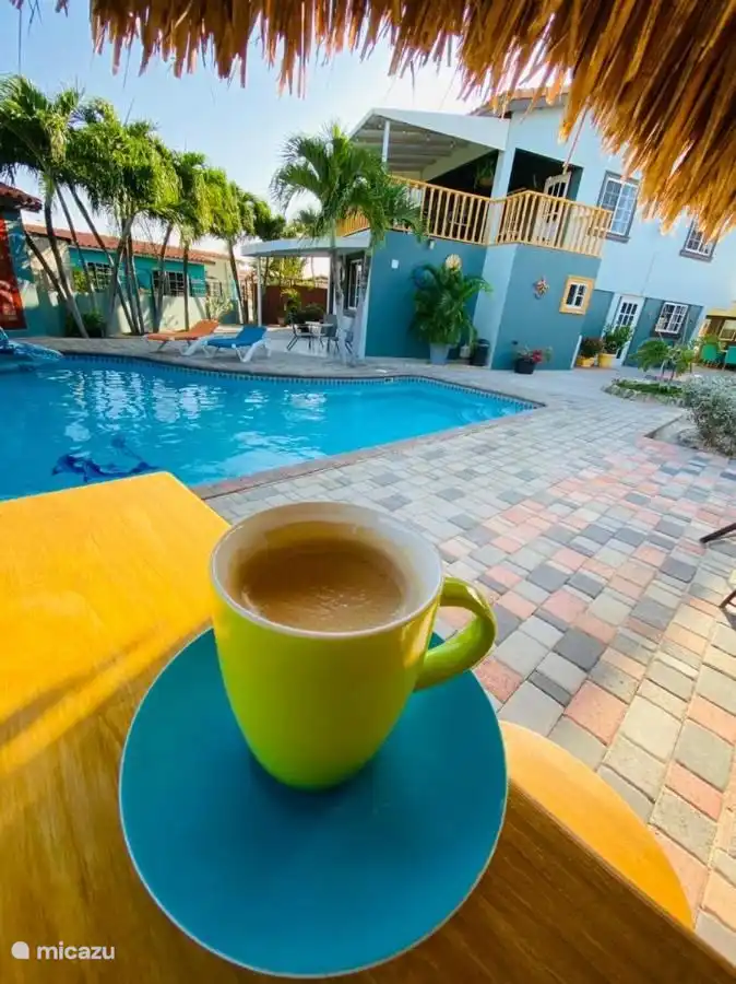 Beginnen Sie Ihren Tag mit einer Tasse Kaffee an der Poolbar