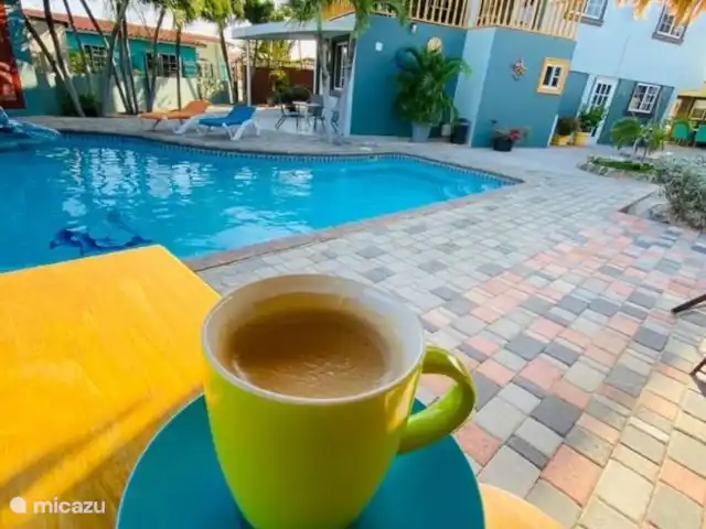 appartement huren in Aruba, Paradera, Paradera – La Felicidad Aruba- Sonrisa Di Aruba begin uw dag heerlijk met een kopje koffie aan de bar bij het zwembad