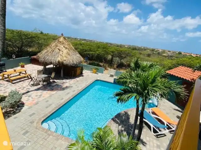 appartement huren in Aruba, Paradera, Paradera – La Felicidad Aruba- Sonrisa Di Aruba bovenaanzicht op de tuin en zwembad