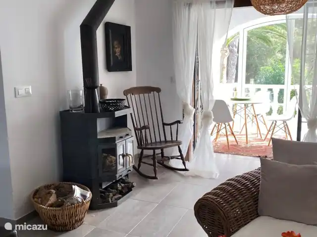 appartement huren in Spanje, Costa Blanca, Moraira – Rustige omgeving Woonkamer en open haard