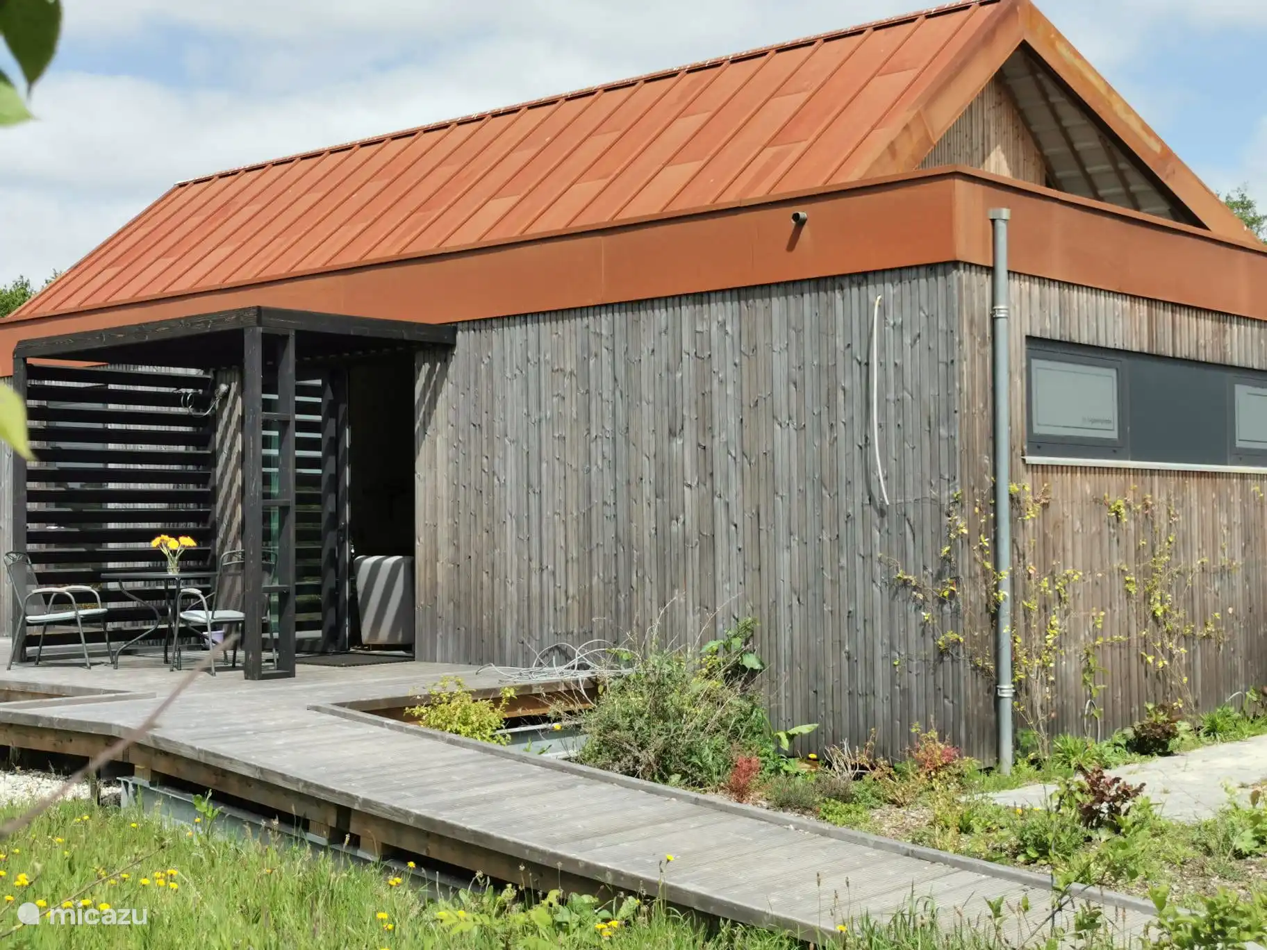 Rolstoelvriendelijke opgang naar de eigen ingang.