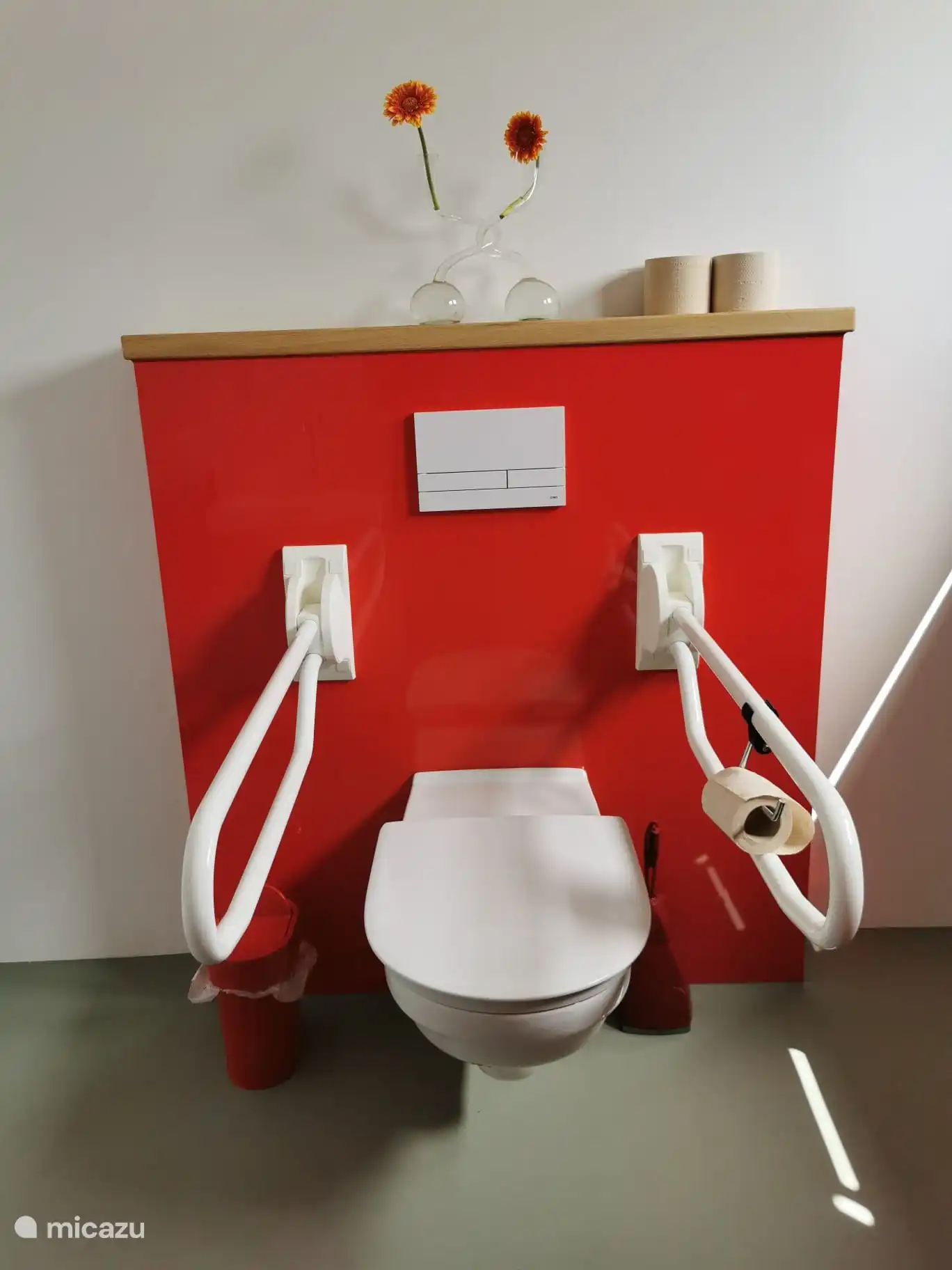 Das Badezimmer verfügt über eine angepasste Toilette und ausreichend Platz auf beiden Seiten. 