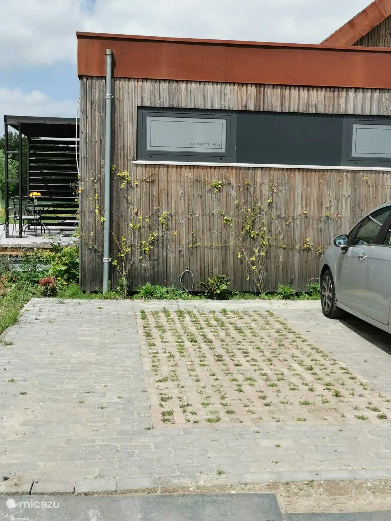 Ein privater Parkplatz, extra breit für Menschen, die Schwierigkeiten beim Ein- und Aussteigen haben. 