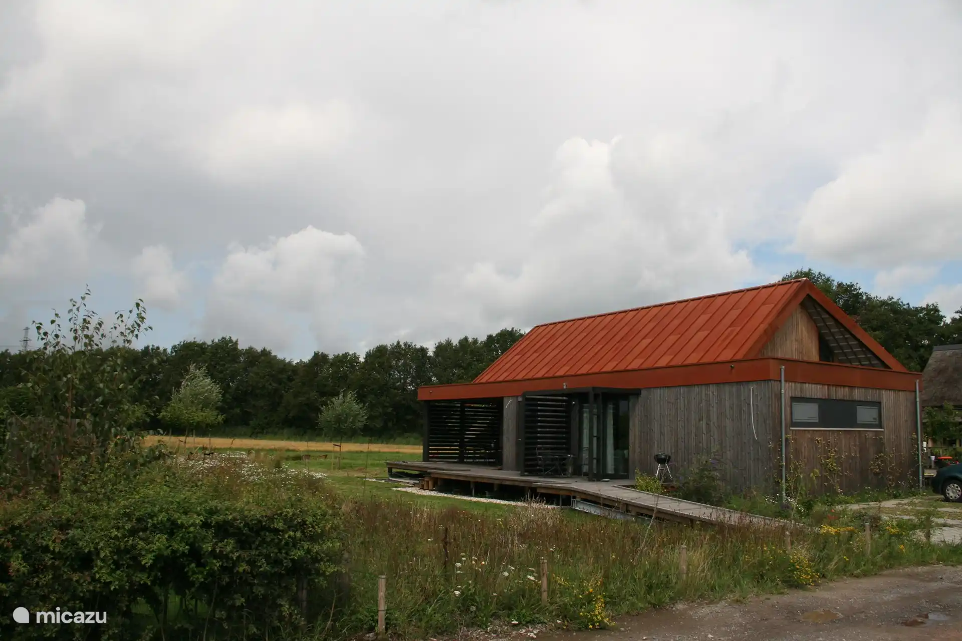 Das gesamte Haus im Bild und sichtbar wie großzügig und grün das Haus liegt.