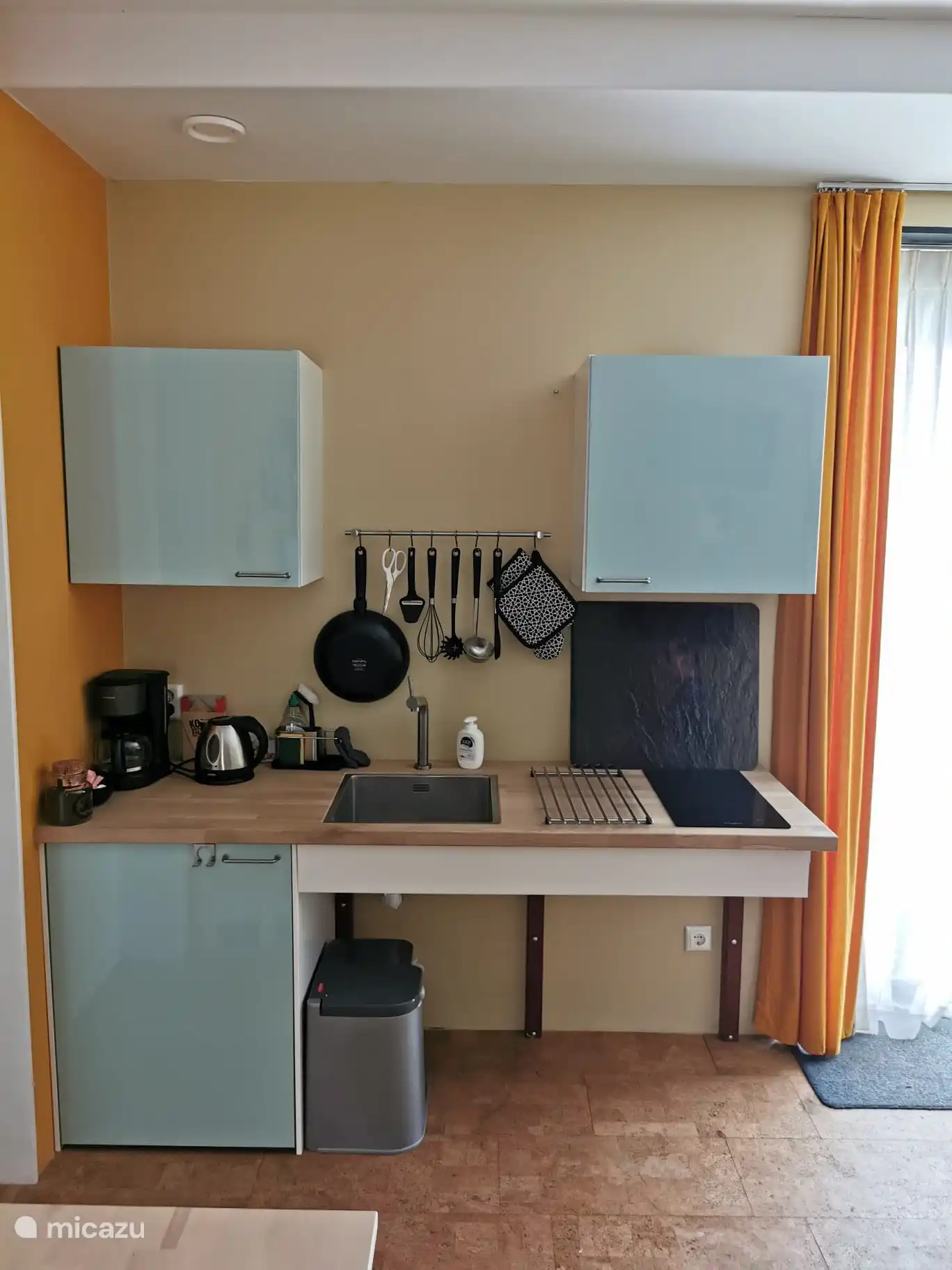 Ihre eigene Küche mit Kühlschrank und Zwei-Flammen-Herd. Vollständig zugänglich für einen Rollstuhlfahrer. Natürlich auch eine Kaffeemaschine. 