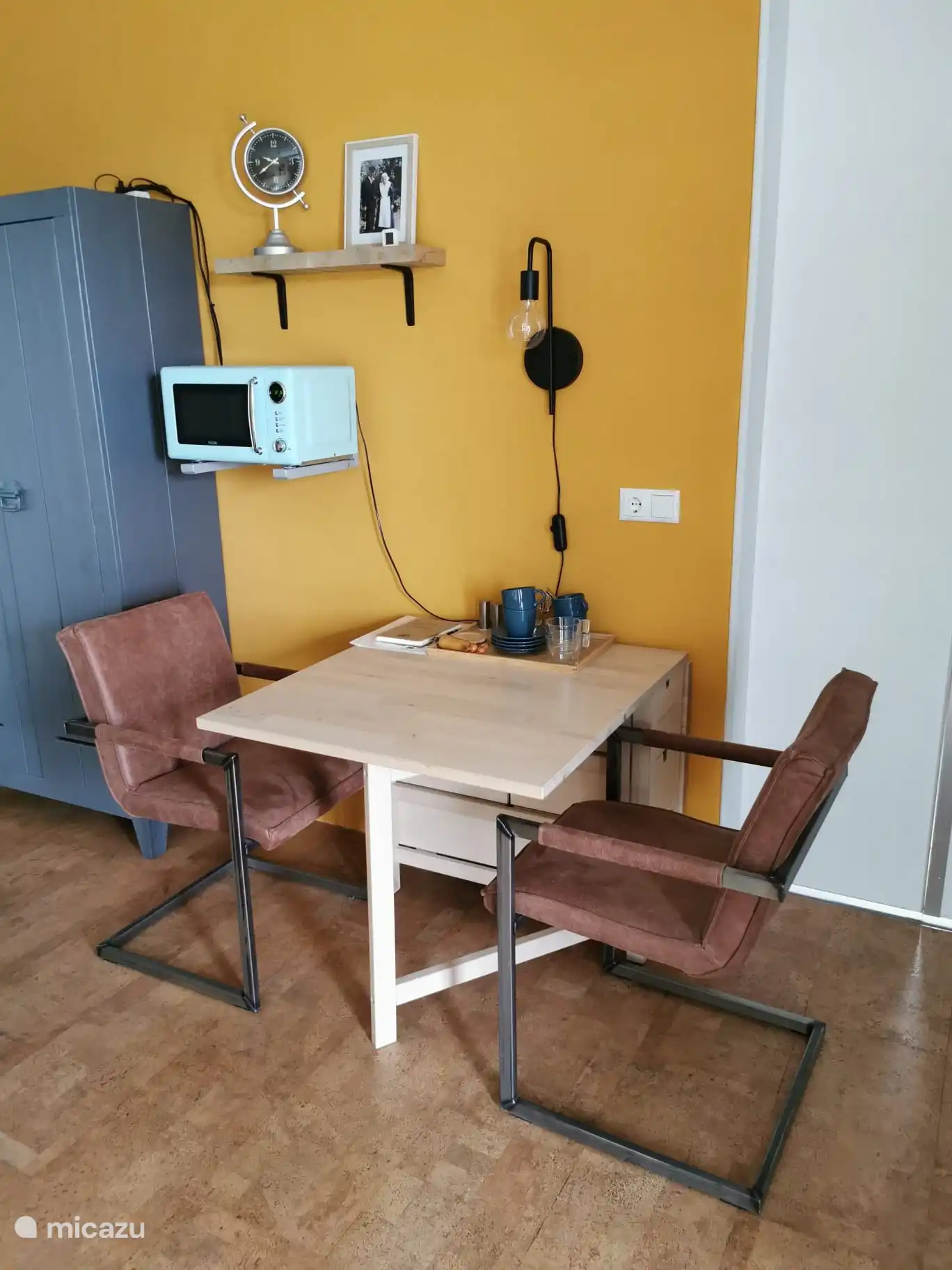 Ein flexibler Essbereich, ausgestattet mit Schubladen für Besteck und einer Mikrowelle für mehr Komfort.