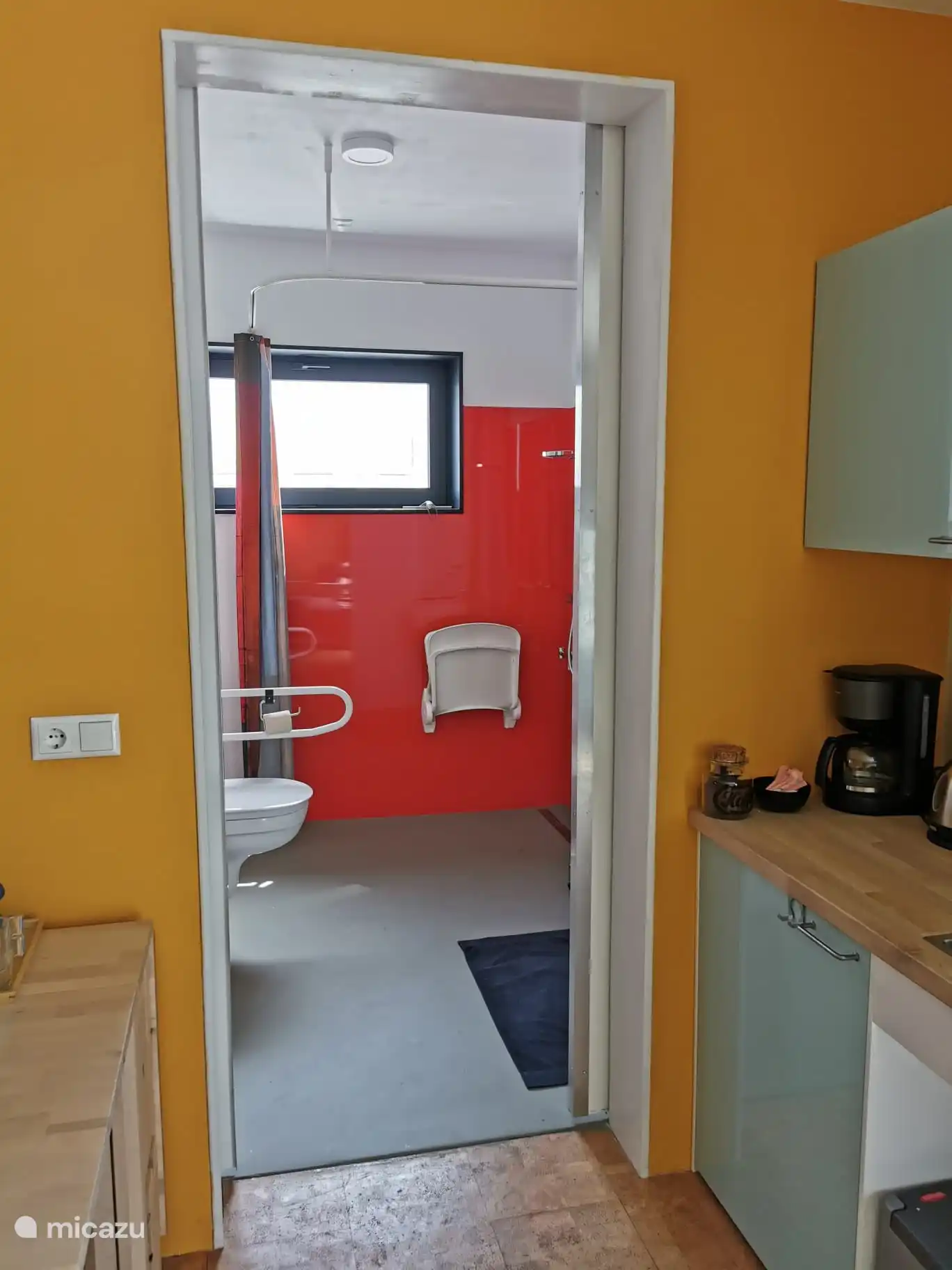 Vom Wohnzimmer aus zugänglich ist ein eigenes Badezimmer mit WC und Dusche. 