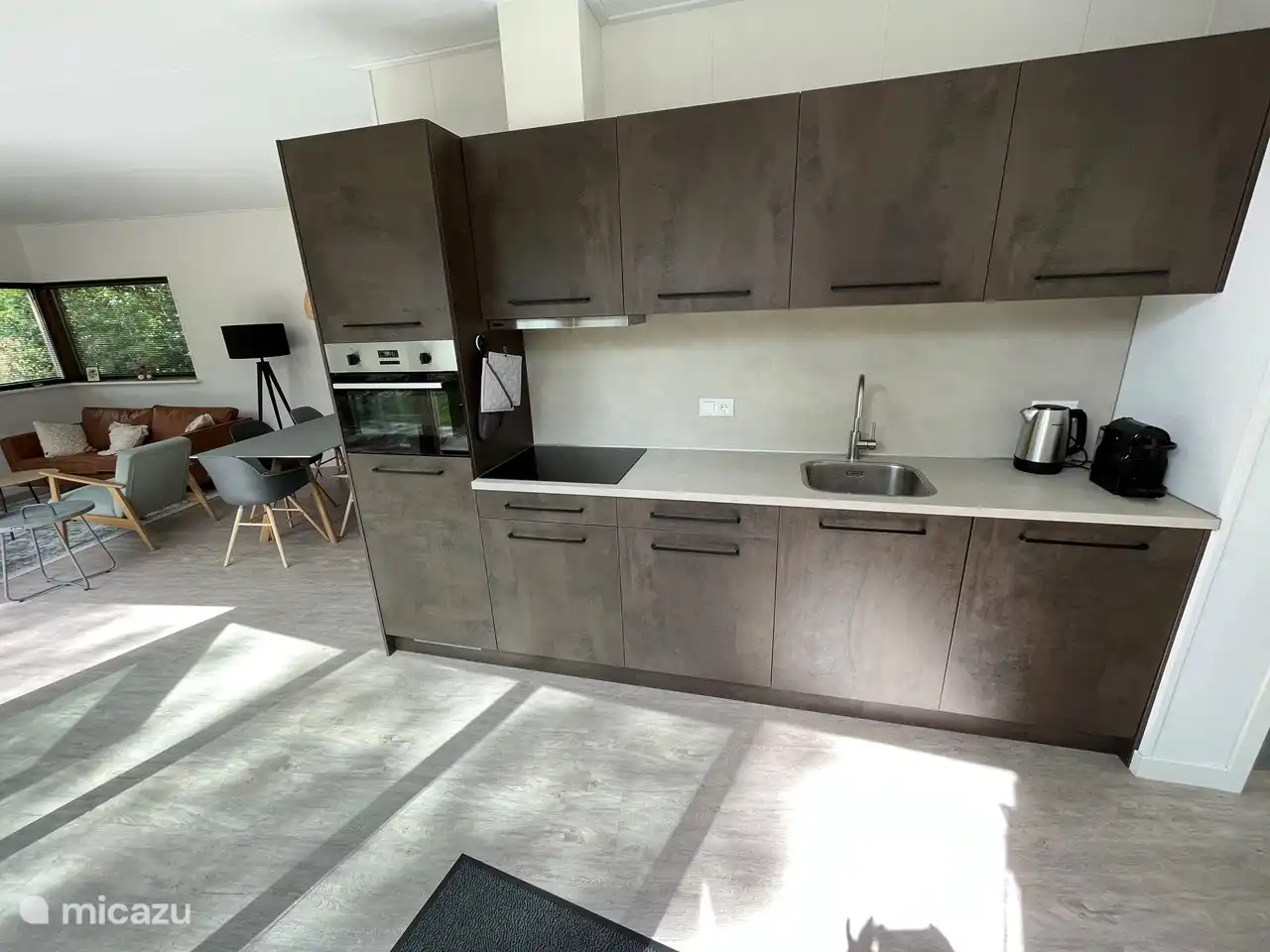 voll ausgestattete moderne Küche mit Induktionskochfeld, Kombibackofen, Kühlschrank, Nespresso, Wasserkocher, Toaster, Sandwichmaker, Mixer und Mixer. Alles, was Sie zum leckeren Kochen und Backen brauchen.