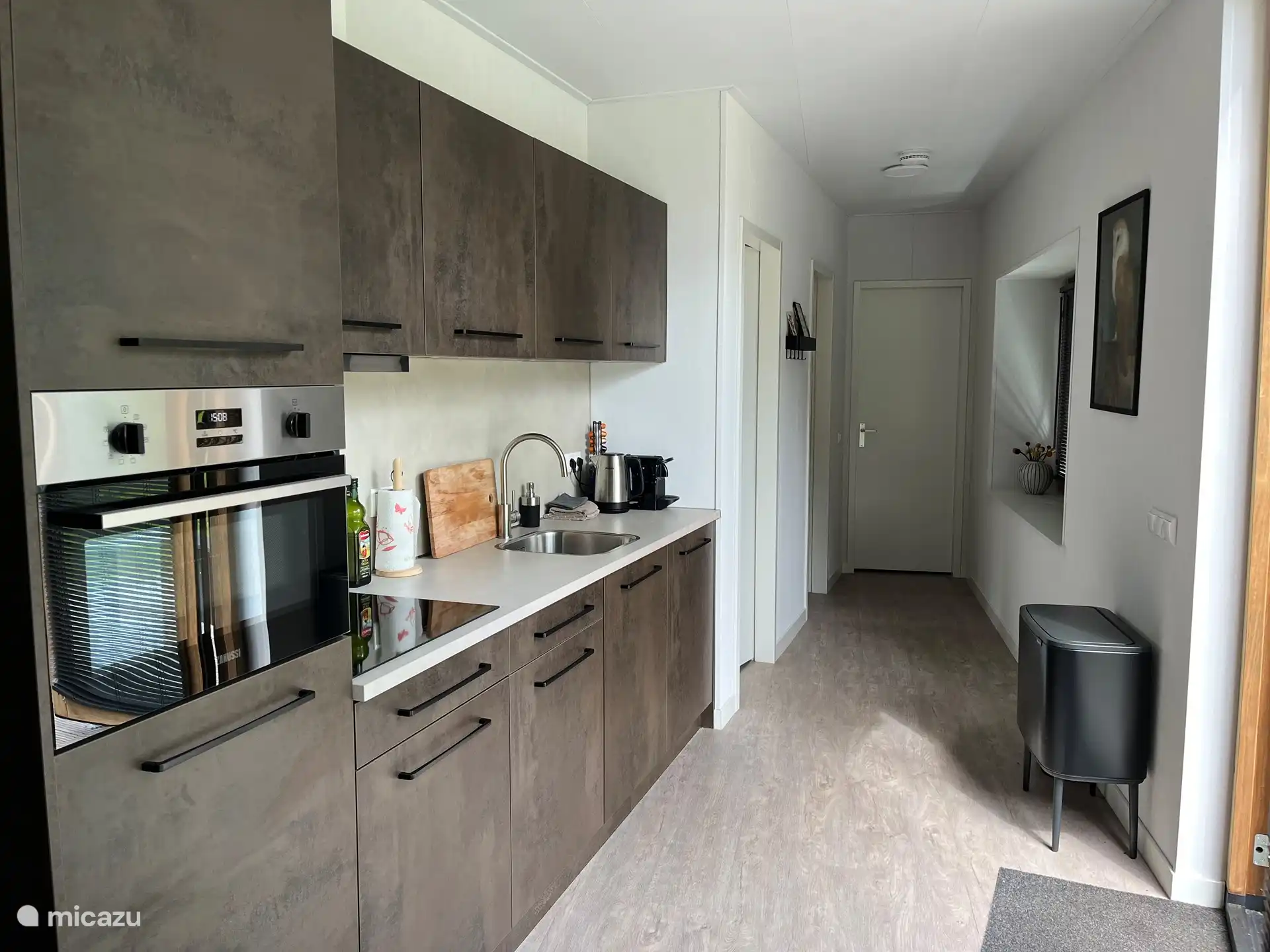 Geräumige moderne Küche.