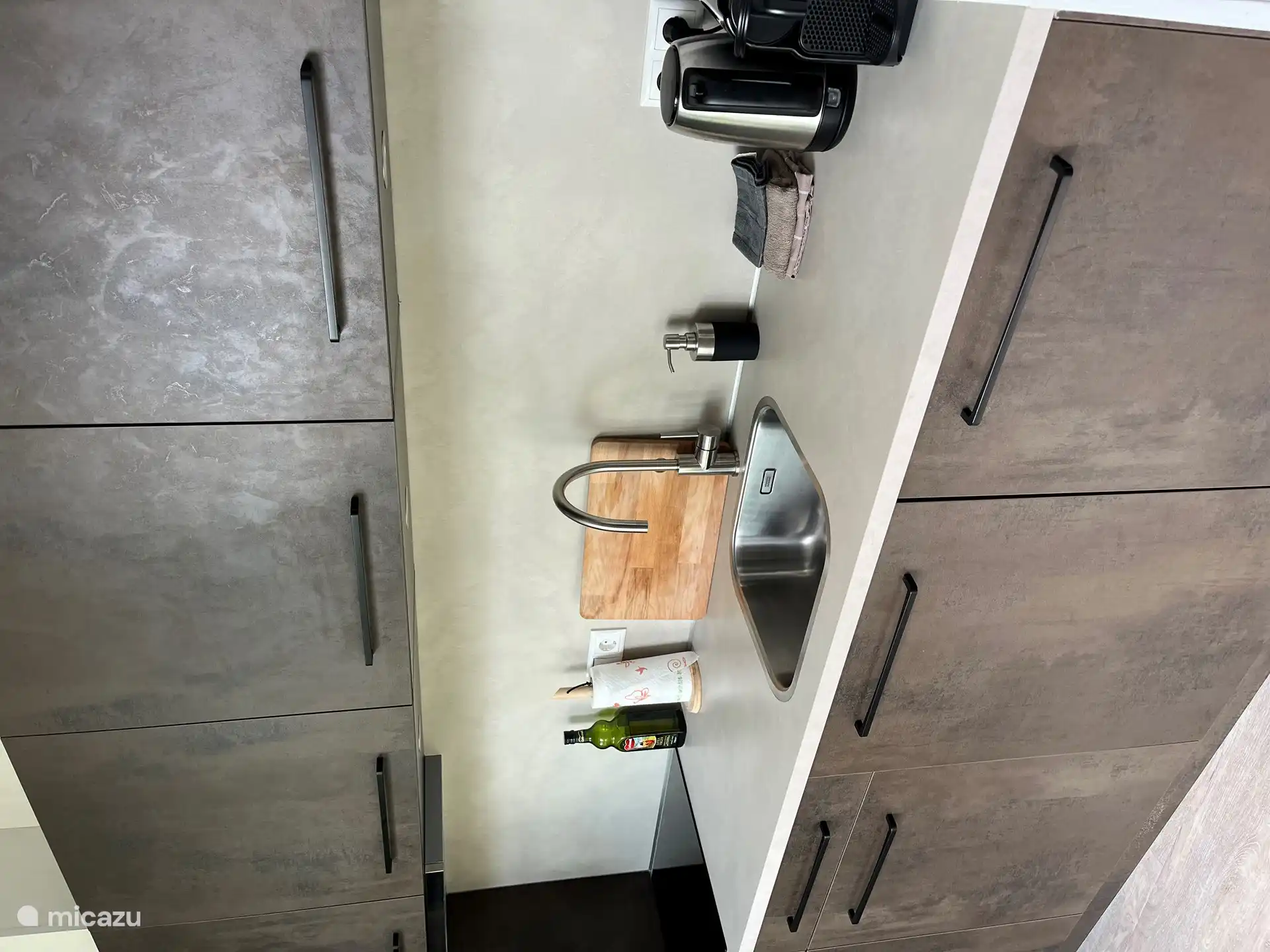 moderne Küche mit Nespresso-Kaffeemaschine, Wasserkocher etc