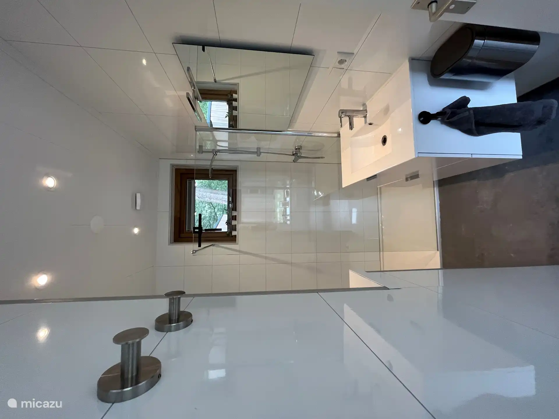 Badezimmer mit Dusche, WC und Waschbecken