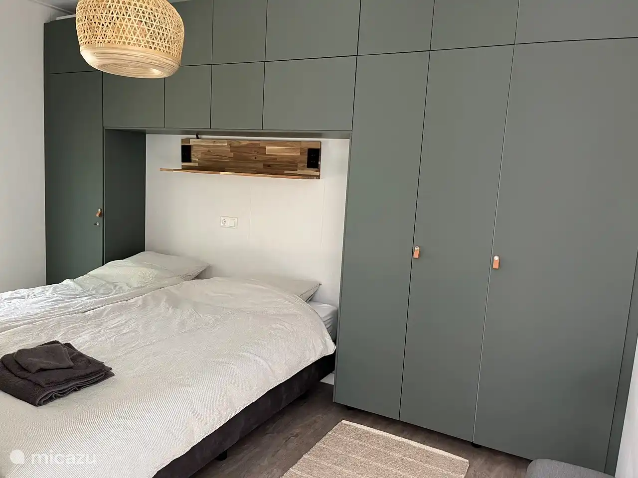 Schlafzimmer mit 2 extra langen Betten