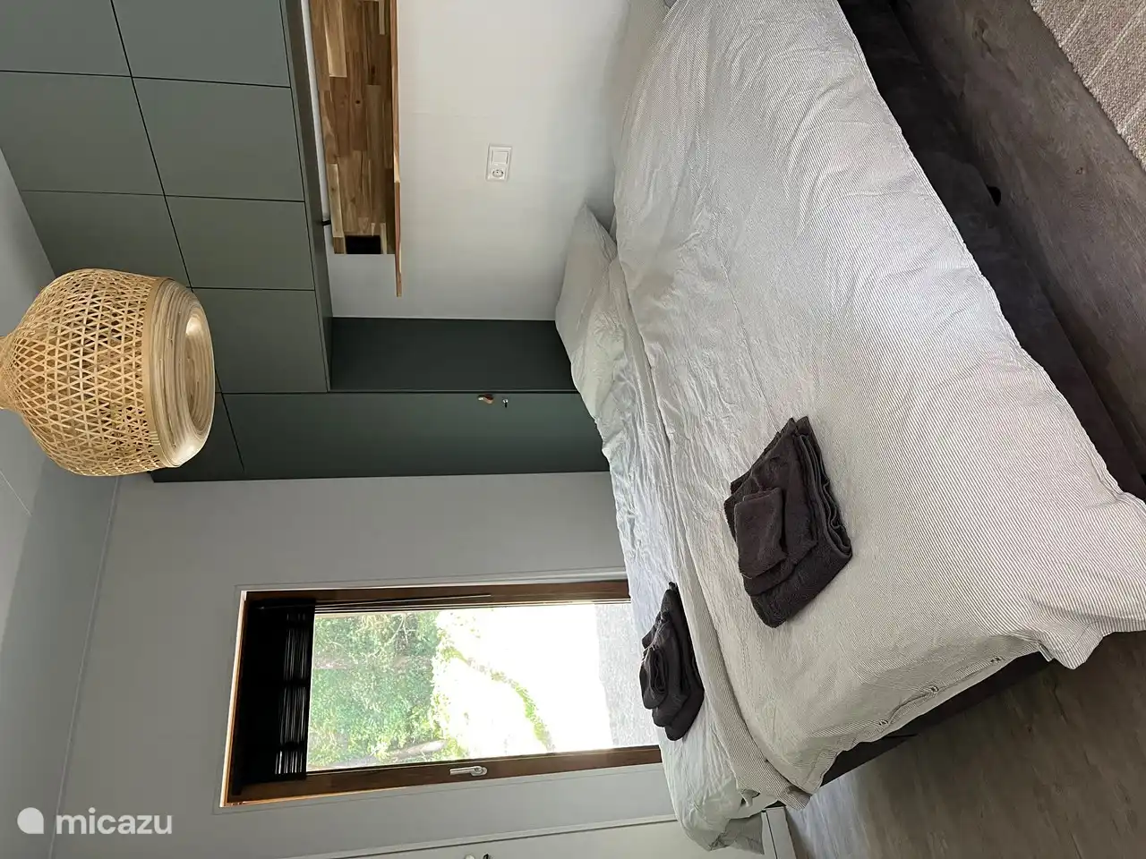 Schlafzimmer mit zwei großen Einzelbetten